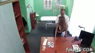 الطبيب يفحص كس الطبيبة