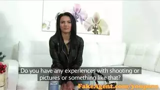 فتاة شابة سمراء تركبك عند شروق الشمس