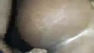 فرج ضيق لسمراء يتم استثارته استعدادًا لاختراق xxx عنيف