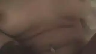 ثعالب فضيات ينكحن شابًا في جنس جماعي صريح