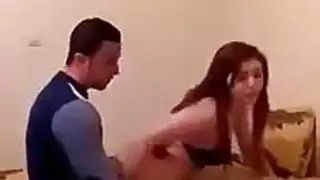 جميلة غريبة تمص القضيب ويتم دك فتحة شرجها الضيقة