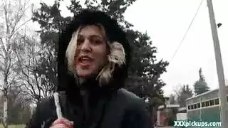 إباحية ريح عالية تبلغ ذروتها بينما تطلق الغازات