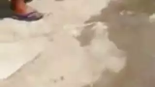 المسرح المحلي يتحول إلى حفلة إباحية مع نساء عاريات يعشقن المؤخرة