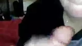 ملكة المص بشفاه نارية تجعله يقذف بقوة