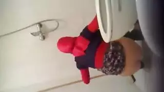 دييث خليجي يصور قريبته المحجبة سراً وهي عارية تماماً
