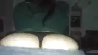 عاهرة بمؤخرة ضخمة تركب قضيبًا صلبًا بينما ينتظر الآخرون للممارسة