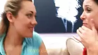 لعق شرجي سحاقي إكس إكس إكس: فتيات تفقدن السيطرة في جلسة شهوانية