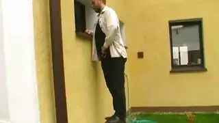 حصلت شقراء شقراء قذرة ضخمة ، الديك الأسود لامتصاص خلال الثلاثي ، مع اثنين من الرجال قرنية