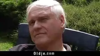 إباحية المحارم: قضيب الأب يمد فرج الفتاة الصغيرة