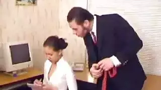 مكتب إكس إكس إكس: البوس ينيك موظفة نائمة بوضعية الكلب