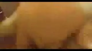 سحاقيات تحت الإبط الكثيف ينكحن بعنف على أريكة الغرفة