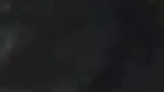 إباحية منزلية: سمراء تُربط وتنكح جماعياً من زوجها