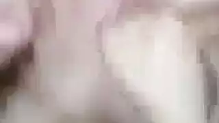 عاهرة وقحة تحل مكان الزوجة الغائبة جنس صريح