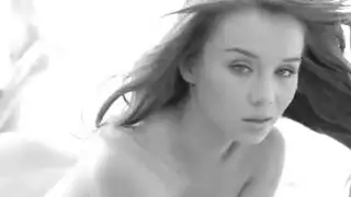 السمراء العاهرة جوليا تستمني بجوارب سوداء