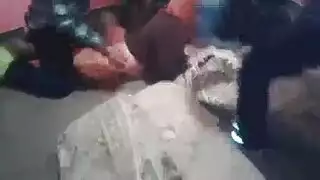 شمس امراة مع عدة رجال