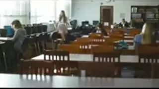 إيقاظ الجميلة النحيفة لممارسة جنس ثلاثي مباشر وإيلاج مزدوج