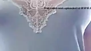 بنات تعرض جسمها وتخلاع ملابسها