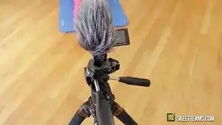 ضرب على السطح: فتاة سمراء صغيرة تحصل على قضيب صلب