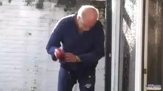 اب ينكح بنته الشرموطة اللذيذة و يدخل لها زبه في الكس و الطيز في نيكة نار