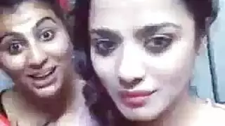 سحاقيات مراهقات مثارة: جنس قاس على الأريكة مع ديلدو ولعب شرجي