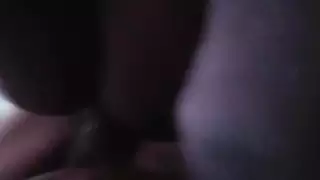 عاهرة مسنة مكشوفة: أثداء صغيرة، قضيب ضخم، ومؤخرة تقطر