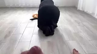 جماع قوي: زوجة الأب العربية المنحنية تأخذه بعمق في مؤخرتها