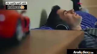 مراهق مخادع يتجسس على أخته قبل أن يمارس الجنس مع صديقتها بعنف