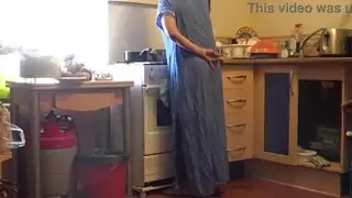 خادمة تركية تبتلع سائل رئيسها بعد مص قوي في المطبخ