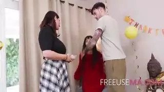 زوجات الأب الآسيويات في مثلث سحاقي لعق فرج