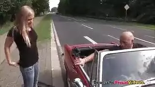 فتاة ألمانية مثيرة تبلع قضيبًا كبيرًا حتى الحلق