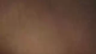 خيال إباحي xxx: فتاة ضفائر زرقاء تلمس فتحتها الضيقة