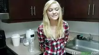 فتاة جامعيه تشتهي صاحب ابوها ويركب كسها لحيحان و يمعتها وتصرخ بقوه وفب سريه ويمارسه بقوه وسريع