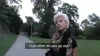 إباحية مسبح بمؤخرة كبيرة: تدمير شرجي لفتاة منحنية