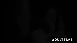 قبضة شهوانية واختراق مزدوج في إدمان إباحي خام