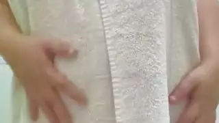 عرض العاهرة العربية بعد الاستحمام: ثديان كبيران وفرج مشعر معروضان