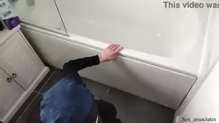 تمت الإجابة على توسل الخادمة القذر بضربات شرجية مكثفة