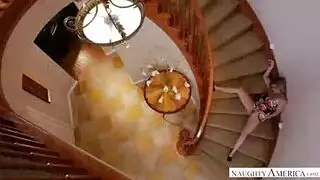 فتاتان مثارتان، أشقر وسمراء، تمارسان الجنس السحاقي من السرير إلى الحمام