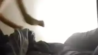 شقراء مثيرة تعري جسدها بالكامل وتأخذ عدة أعضاء ذكورية أمام الكاميرا