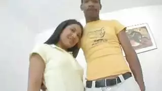 المراهقة السمراء المفلسة تقدم عرضًا صريحًا في فيديو استمناء خاص