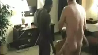 الزوجة الإبنية الشهوة تختنق بقضيب كبير أثناء صفع مؤخرتها بقوة