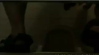  حلق مراهقة يتمزق من قضيب وحشي في دورة المياه