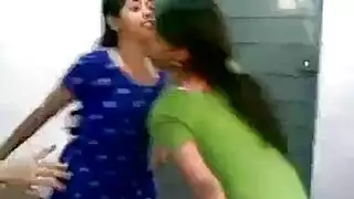 رحلة صديقة الحبيب هي فرصتهم لتصوير مشهد جنس ثلاثي صريح