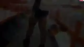 مراهقة شقراء في ملابس جلدية تمارس الجنس مع نفسها بجنون باستخدام لعبة جنسية كبيرة