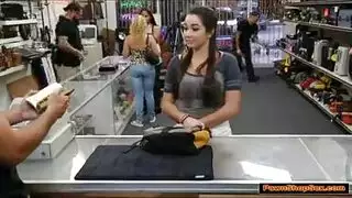 فتاة جامعية تشتهي صاحب ابوها