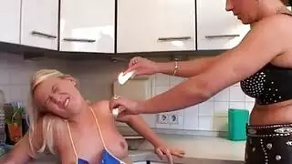 القنبلة الشقراء تخلع الزي المدرسي لممارسة جنس صارخ